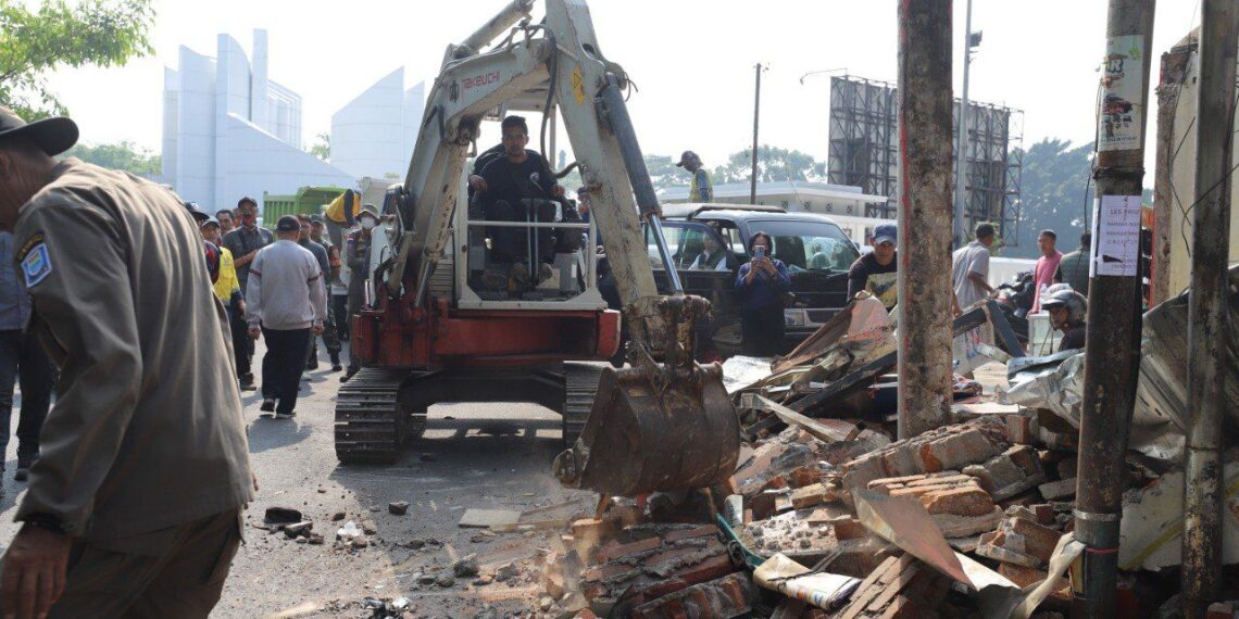 Pembongkaran bangunan liar di Jalan Dipati Ukur.(Foto: Humas Pemkot Bandung)