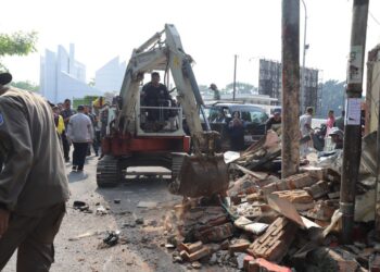 Pembongkaran bangunan liar di Jalan Dipati Ukur.(Foto: Humas Pemkot Bandung)