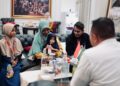 Pengamen cilik Novi beserta keluarga ditemui Bupati Bogor Rudy Susmanto.(Foto: Humas Pemkab Bogor)