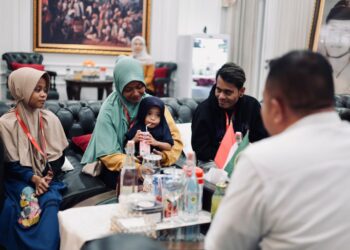 Pengamen cilik Novi beserta keluarga ditemui Bupati Bogor Rudy Susmanto.(Foto: Humas Pemkab Bogor)
