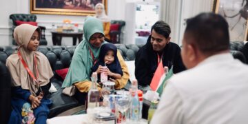 Pengamen cilik Novi beserta keluarga ditemui Bupati Bogor Rudy Susmanto.(Foto: Humas Pemkab Bogor)