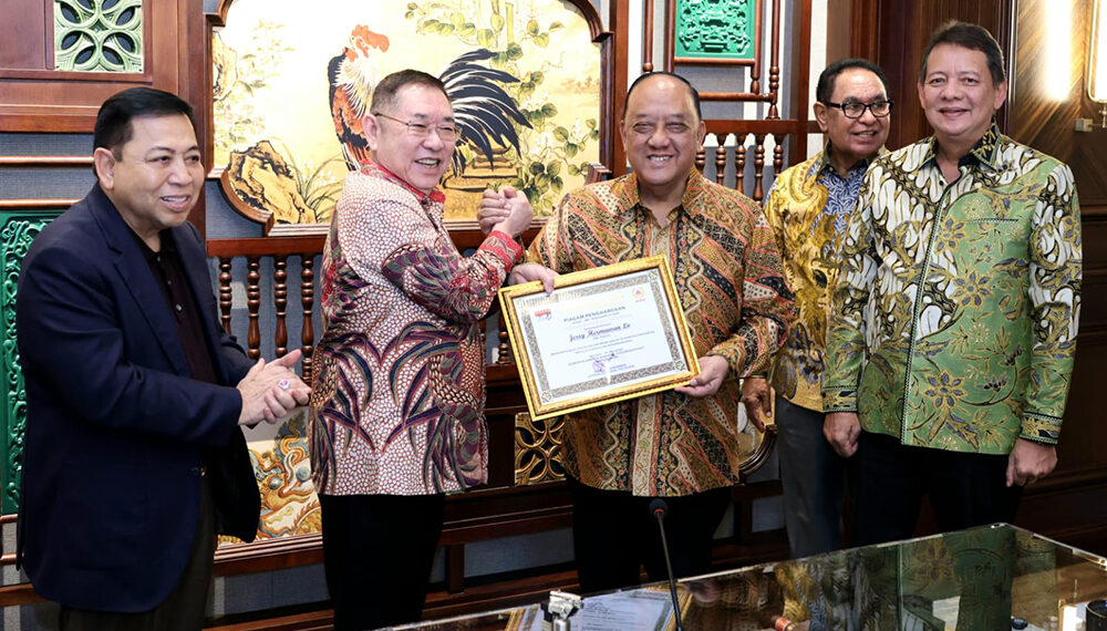 Ketua Umum Komite Olahraga Nasional Indonesia (KONI) Pusat Letjen TNI Purn Marciano Norman menyerahkan penghargaan kepada Jerry Hermawan Lo sebagai Tokoh Peduli Olahraga pada Jumat 12 Juni 2026.(Foto: Dok. Humas KONI Pusat)