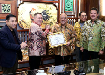 Ketua Umum Komite Olahraga Nasional Indonesia (KONI) Pusat Letjen TNI Purn Marciano Norman menyerahkan penghargaan kepada Jerry Hermawan Lo sebagai Tokoh Peduli Olahraga pada Jumat 12 Juni 2026.(Foto: Dok. Humas KONI Pusat)