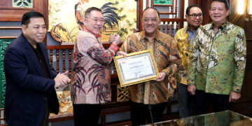Ketua Umum Komite Olahraga Nasional Indonesia (KONI) Pusat Letjen TNI Purn Marciano Norman menyerahkan penghargaan kepada Jerry Hermawan Lo sebagai Tokoh Peduli Olahraga pada Jumat 12 Juni 2026.(Foto: Dok. Humas KONI Pusat)