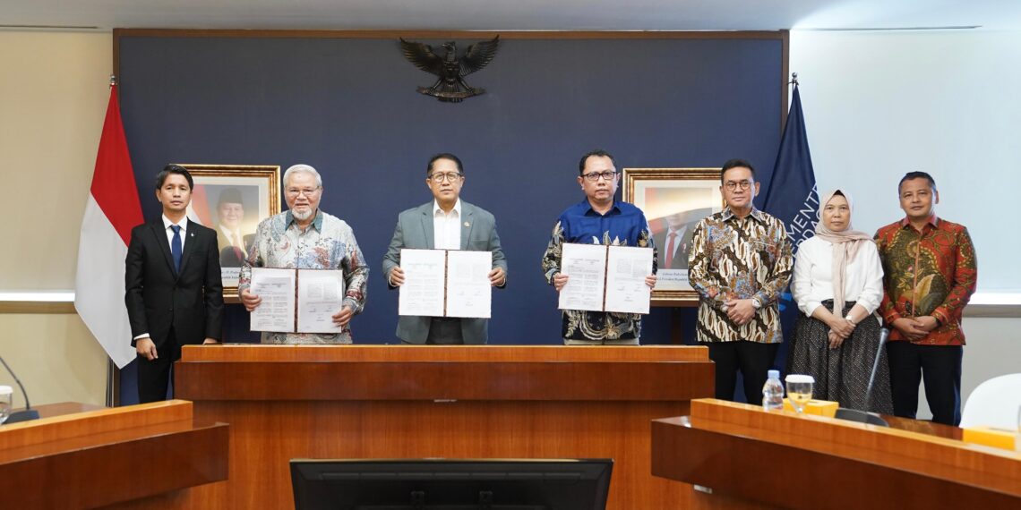 Menteri Perdagangan Budi Santoso menyaksikan penandatanganan dua nota kesepahaman (MoU) imbal dagang tripartit antara pelaku usaha Indonesia dan Filipina dengan potensi transaksi mencapai USD 350 juta atau setara Rp6,29 triliun. Penandatanganan tersebut digelar di Kantor Kementerian Perdagangan, Jakarta, pada Senin (8/6).(Foto: Humas Kemendag)