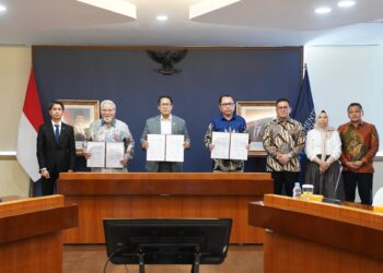 Menteri Perdagangan Budi Santoso menyaksikan penandatanganan dua nota kesepahaman (MoU) imbal dagang tripartit antara pelaku usaha Indonesia dan Filipina dengan potensi transaksi mencapai USD 350 juta atau setara Rp6,29 triliun. Penandatanganan tersebut digelar di Kantor Kementerian Perdagangan, Jakarta, pada Senin (8/6).(Foto: Humas Kemendag)