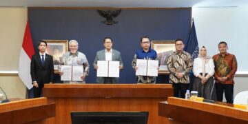 Menteri Perdagangan Budi Santoso menyaksikan penandatanganan dua nota kesepahaman (MoU) imbal dagang tripartit antara pelaku usaha Indonesia dan Filipina dengan potensi transaksi mencapai USD 350 juta atau setara Rp6,29 triliun. Penandatanganan tersebut digelar di Kantor Kementerian Perdagangan, Jakarta, pada Senin (8/6).(Foto: Humas Kemendag)