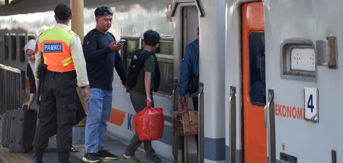 Penumpang kereta commuter line saat libur sekolah.(Foto: Dok. Kereta Commuter Indonesia)