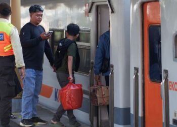 Penumpang kereta commuter line saat libur sekolah.(Foto: Dok. Kereta Commuter Indonesia)