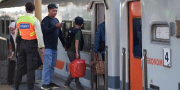Penumpang kereta commuter line saat libur sekolah.(Foto: Dok. Kereta Commuter Indonesia)