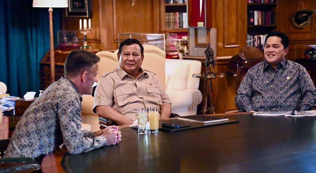 Pertemuan Prabowo Subianto, Ketum PSSI Erick Thohir dan Pelatih Timnas Indonesia John Herdman.(Foto: Dok. Setneg)