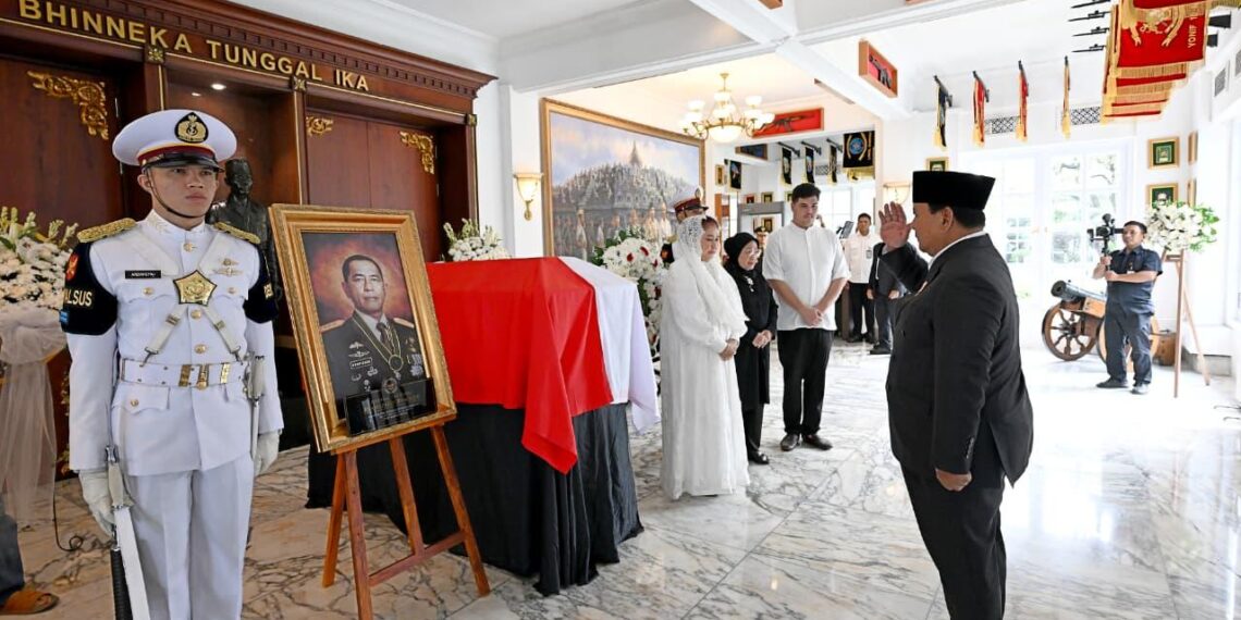 Presiden Prabowo Subianto menghadiri upacara persemayaman dan pelepasan jenazah Jenderal TNI (Purn) Ryamizard Ryacudu di Kantor Kementerian Pertahanan, Jakarta, Senin (01/06/2026).(Foto: Setneg)