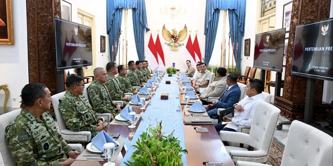 Presiden Prabowo Subianto menerima Panglima TNI Jenderal TNI Agus Subiyanto, Wakil Panglima TNI Letjen TNI Tandyo Budi Revita, serta Kepala Staf Angkatan Darat (KSAD) Jenderal TNI Maruli Simanjuntak, Kepala Staf Angkatan Laut (KSAL) Laksamana Muhammad Ali, dan Kepala Staf Angkatan Udara (KSAU) Marsekal TNI Fadjar Prasetyo di Istana Merdeka, Jakarta, pada Selasa (09/06/2026). (Foto: Setneg)