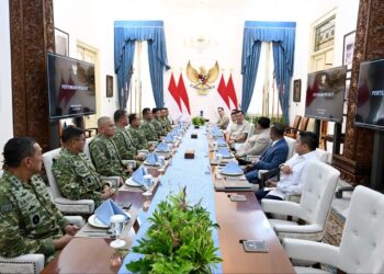 Presiden Prabowo Subianto menerima Panglima TNI Jenderal TNI Agus Subiyanto, Wakil Panglima TNI Letjen TNI Tandyo Budi Revita, serta Kepala Staf Angkatan Darat (KSAD) Jenderal TNI Maruli Simanjuntak, Kepala Staf Angkatan Laut (KSAL) Laksamana Muhammad Ali, dan Kepala Staf Angkatan Udara (KSAU) Marsekal TNI Fadjar Prasetyo di Istana Merdeka, Jakarta, pada Selasa (09/06/2026). (Foto: Setneg)