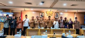 Peserta berfoto bersama usai Rapat Kerja Komite III DPD RI dengan Kementerian Dalam Negeri RI terkait penyusunan Rancangan Undang-Undang (RUU) tentang Perubahan atas Undang-Undang (UU) Nomor 8 Tahun 1999 tentang Perlindungan Konsumen, Selasa (2/6), di Kantor DPD RI, Senayan, Jakarta.(Foto: Istimewa)
