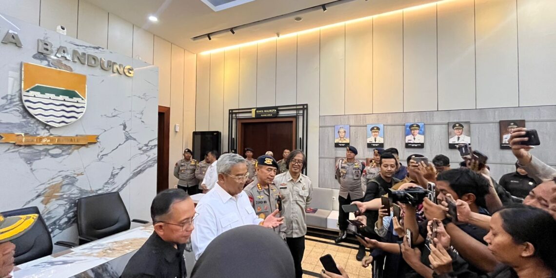 Wali Kota Bandung Muhammad Farhan memaparkan tentang Tim Anti Begal yang terdiri dari berbagai unsur termasuk Brimob Polda Jabar.(Foto: Humas Pemkot Bandung)