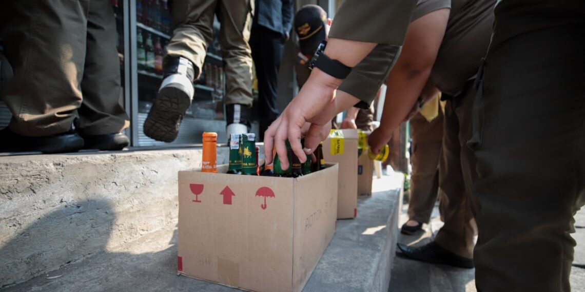 Satpol PP Kota Bandung razia minuman keras ilegal.(Foto: Humas Pemkot Bandung)