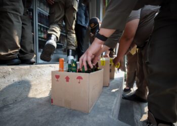 Satpol PP Kota Bandung razia minuman keras ilegal.(Foto: Humas Pemkot Bandung)