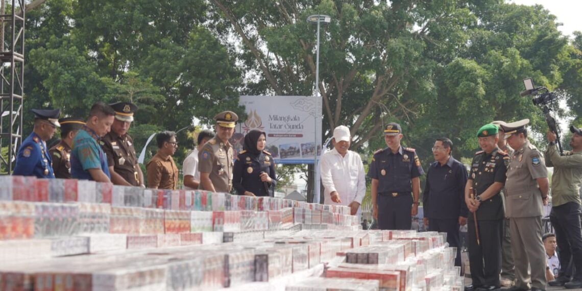 Pemusnahan rokok ilegal di Garut.(Foto: Muhamad Azi Zulhakim/ Diskominfo Kabupaten Garut)