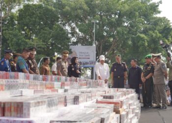 Pemusnahan rokok ilegal di Garut.(Foto: Muhamad Azi Zulhakim/ Diskominfo Kabupaten Garut)
