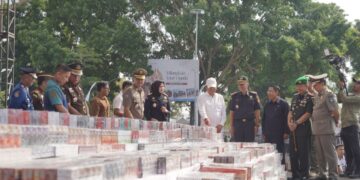 Pemusnahan rokok ilegal di Garut.(Foto: Muhamad Azi Zulhakim/ Diskominfo Kabupaten Garut)