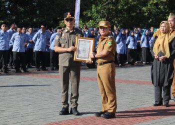 Satuan Polisi Pamong Praja (Satpol PP) Kabupaten Kuningan menerima Piagam Penghargaan Terbaik Operasi Pemberantasan Barang Kena Cukai Hasil Tembakau (BKCHT) Ilegal Tahun 2026 dari Gubernur Jawa Barat.(Foto: Humas Pemkab Kuningan)