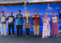 Menteri Pariwisata (Menpar) Widiyanti Putri Wardhana menyerahkan sertifikat halal kepada lima perwakilan pengusaha UMKM di Desa Wisata Jatimulyo, Kulon Progo, Daerah Istimewa Yogyakarta.(Foto: Humas Kemenpar)