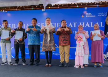 Menteri Pariwisata (Menpar) Widiyanti Putri Wardhana menyerahkan sertifikat halal kepada lima perwakilan pengusaha UMKM di Desa Wisata Jatimulyo, Kulon Progo, Daerah Istimewa Yogyakarta.(Foto: Humas Kemenpar)