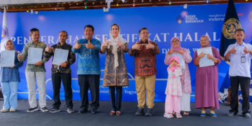 Menteri Pariwisata (Menpar) Widiyanti Putri Wardhana menyerahkan sertifikat halal kepada lima perwakilan pengusaha UMKM di Desa Wisata Jatimulyo, Kulon Progo, Daerah Istimewa Yogyakarta.(Foto: Humas Kemenpar)