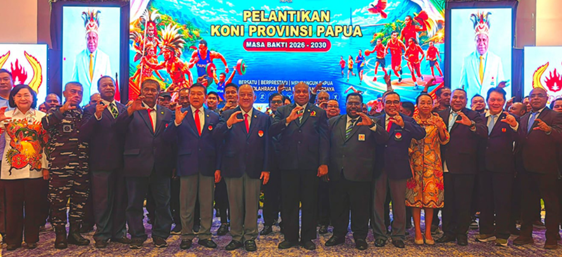 Ketum KONI Pusat dan jajaran berfoto bersama Ketum KONI Papua dan jajaran.(Foto: Humas KONI Pusat)
