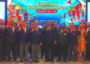 Ketum KONI Pusat dan jajaran berfoto bersama Ketum KONI Papua dan jajaran.(Foto: Humas KONI Pusat)