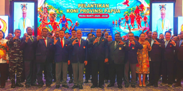 Ketum KONI Pusat dan jajaran berfoto bersama Ketum KONI Papua dan jajaran.(Foto: Humas KONI Pusat)