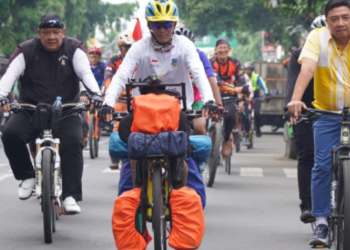 Bupati Garut, Abdusy Syakur Amin, melepas secara resmi keberangkatan peserta kegiatan "Tour Asia Finish Mekkah".(Foto: Humas Pemkab Garut)