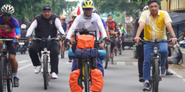 Bupati Garut, Abdusy Syakur Amin, melepas secara resmi keberangkatan peserta kegiatan "Tour Asia Finish Mekkah".(Foto: Humas Pemkab Garut)