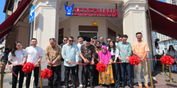 Menteri Ekonomi Kreatif/Kepala Badan Ekonomi Kreatif (Ekraf) Teuku Riefky Harsya meresmikan Restoran Sederhana Singapura yang berlokasi di kawasan Kampong Glam.(Foto: Dok. Kementerian Ekraf)