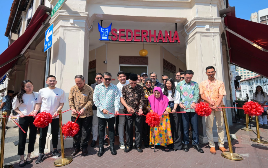 Menteri Ekonomi Kreatif/Kepala Badan Ekonomi Kreatif (Ekraf) Teuku Riefky Harsya meresmikan Restoran Sederhana Singapura yang berlokasi di kawasan Kampong Glam.(Foto: Dok. Kementerian Ekraf)