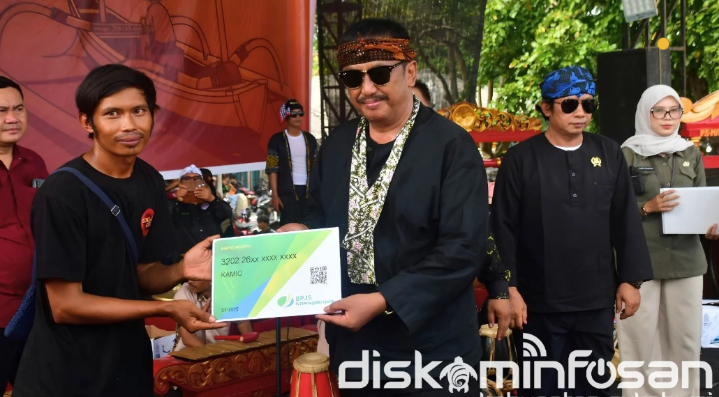 Bupati Sukabumi Asep Japar menyerahkan kartu Badan Penyelenggara Jaminan Sosial (BPJS) Ketenagakerjaan secara simbolis kepada para nelayan.(Foto: Dok. Diskominfo Kab Sukabumi)