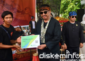 Bupati Sukabumi Asep Japar menyerahkan kartu Badan Penyelenggara Jaminan Sosial (BPJS) Ketenagakerjaan secara simbolis kepada para nelayan.(Foto: Dok. Diskominfo Kab Sukabumi)