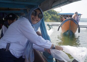 Sekda Sumedang Tuti Ruswati disela-sela penaburan benih ikan di Bendungan Jatigede.(Foto: Humas Pemkab Sumedang)