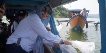 Sekda Sumedang Tuti Ruswati disela-sela penaburan benih ikan di Bendungan Jatigede.(Foto: Humas Pemkab Sumedang)