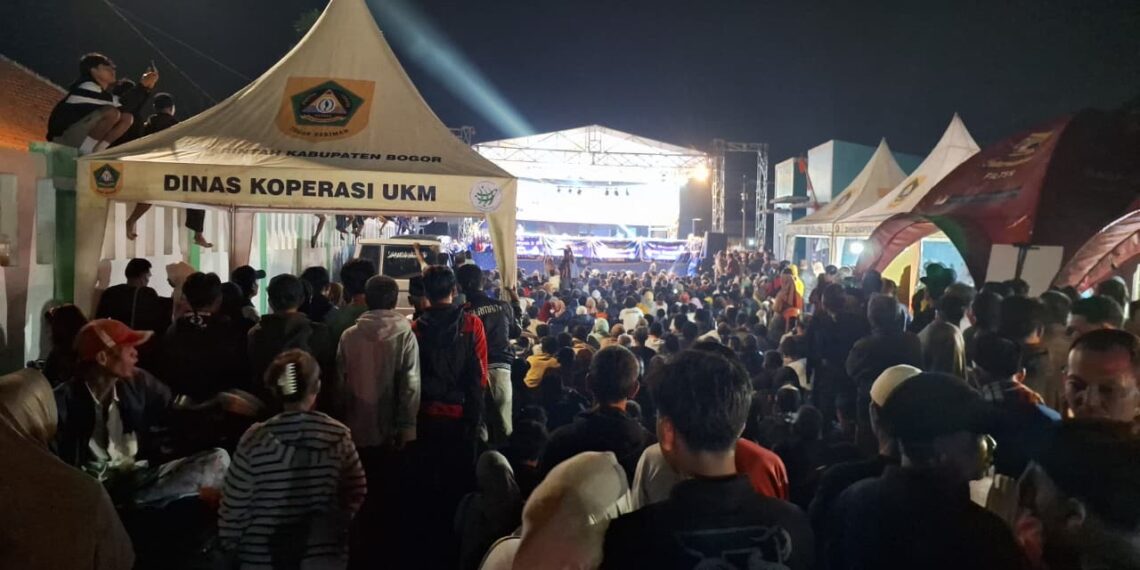 Suasana pagelaran wayang golek di Jasingan Bogor.(Foto: Humas Pemkab Bogor)