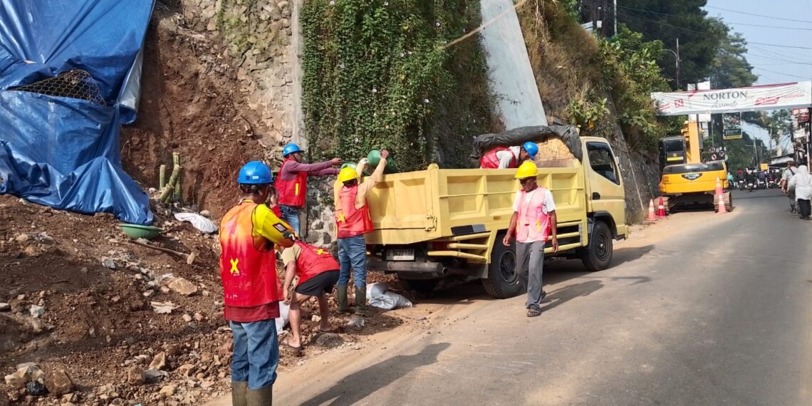 Penanganan tebing longsor di Dago Bengkok.(Foto: Humas Pemkot Bandung)