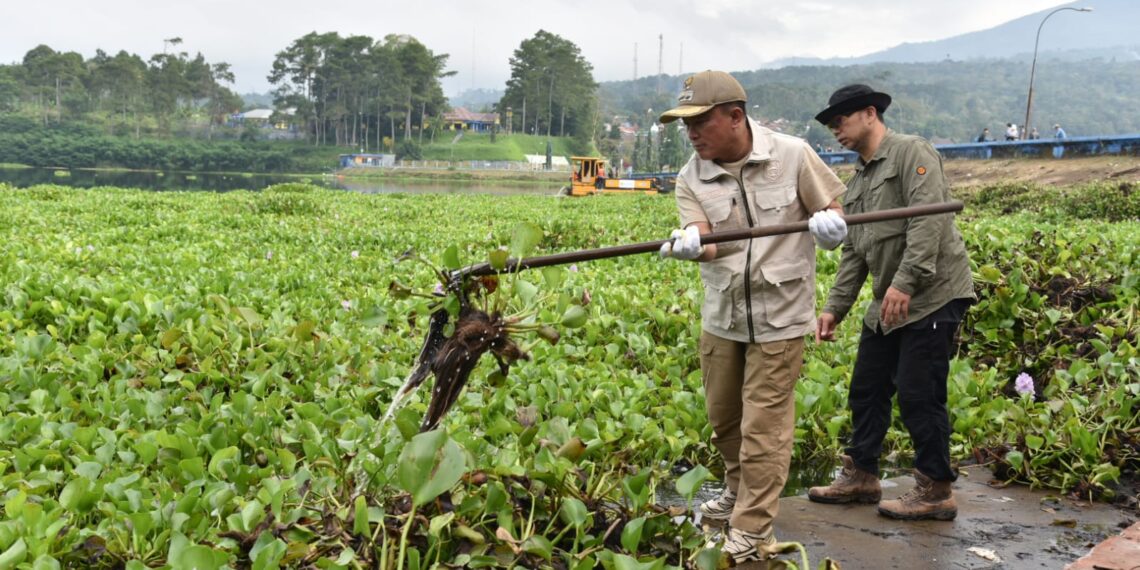 Bupati Kuningan Dr. H. Dian Rachmat Yanuar, M.Si memimpin langsung apel gerakan membersihkan Waduk Darma dari eceng gondok.(Foto: Humas Pemkab Kuningan)