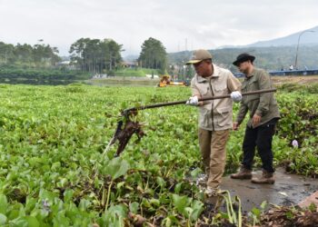 Bupati Kuningan Dr. H. Dian Rachmat Yanuar, M.Si memimpin langsung apel gerakan membersihkan Waduk Darma dari eceng gondok.(Foto: Humas Pemkab Kuningan)