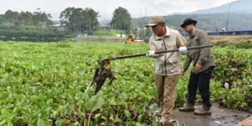 Bupati Kuningan Dr. H. Dian Rachmat Yanuar, M.Si memimpin langsung apel gerakan membersihkan Waduk Darma dari eceng gondok.(Foto: Humas Pemkab Kuningan)