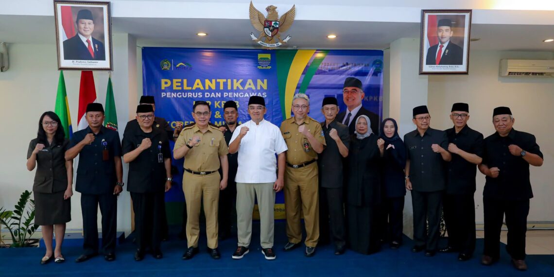 Wali Kota Bandung, Muhammad Farhan, berfoto bersama usai pengangkatan sumpah atau janji pengurus dan pengawas KPKB Tahun 2026 - 2031.(Foto: Humas Pemkot Bandung)