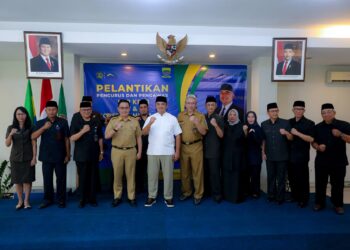 Wali Kota Bandung, Muhammad Farhan, berfoto bersama usai pengangkatan sumpah atau janji pengurus dan pengawas KPKB Tahun 2026 - 2031.(Foto: Humas Pemkot Bandung)