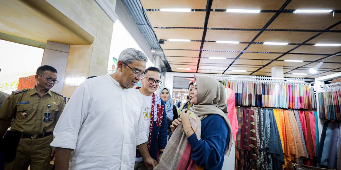 Wali Kota Bandung Muhammad Farhan berbincang dengan pelaku UMKM di acara Bulan Belanja Bandung di Mal Paris Van Java.(Foto: Humas Pemkot Bandung)