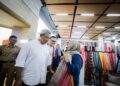Wali Kota Bandung Muhammad Farhan berbincang dengan pelaku UMKM di acara Bulan Belanja Bandung di Mal Paris Van Java.(Foto: Humas Pemkot Bandung)