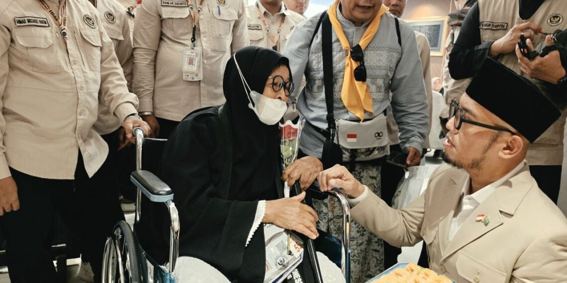 Wakil Menteri Haji dan Umrah Republik Indonesia, Dahnil Anzar Simanjuntak, berbincang dengan jemaah haji.(Foto: Humas Kemenhaj)